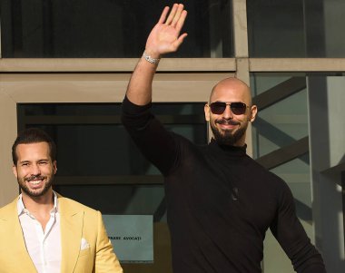 Bükreş, Romanya. 9 Ocak 2025: Andrew Tate (R) ve kardeşi Tristan Tate (L) Bükreş Mahkemesi 'nden ayrılırken, partisiyle birlikte İngiltere' nin bir sonraki başbakanı olacağını söylediler..