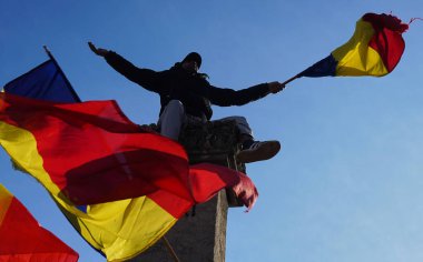 Bükreş, Romanya. 13 Ocak 2025: Romanya Birliği için aşırı sağ İttifak (AUR) destekçileri, Anayasa Mahkemesi 'nin cumhurbaşkanlığı seçimlerini iptal etme kararını protesto ettiler.