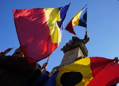 Bükreş, Romanya. 13 Ocak 2025: Romanya Birliği için aşırı sağ İttifak (AUR) destekçileri, Anayasa Mahkemesi 'nin cumhurbaşkanlığı seçimlerini iptal etme kararını protesto ettiler.