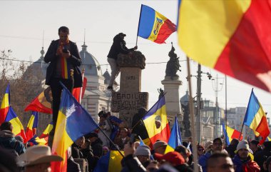 Bükreş, Romanya. 13 Ocak 2025: Romanya Birliği için aşırı sağ İttifak (AUR) destekçileri, Anayasa Mahkemesi 'nin cumhurbaşkanlığı seçimlerini iptal etme kararını protesto ettiler.