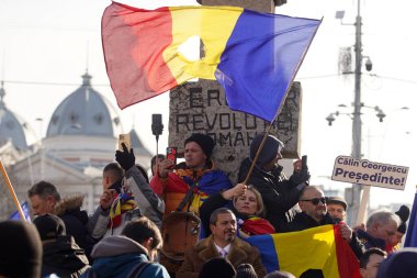 Bükreş, Romanya. 13 Ocak 2025: Romanya Birliği için aşırı sağ İttifak (AUR) destekçileri, Anayasa Mahkemesi 'nin cumhurbaşkanlığı seçimlerini iptal etme kararını protesto ettiler.
