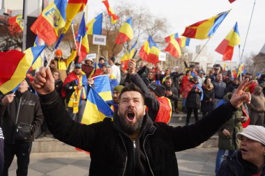 Bükreş, Romanya. 13 Ocak 2025: Romanya Birliği için aşırı sağ İttifak (AUR) destekçileri, Anayasa Mahkemesi 'nin cumhurbaşkanlığı seçimlerini iptal etme kararını protesto ettiler.