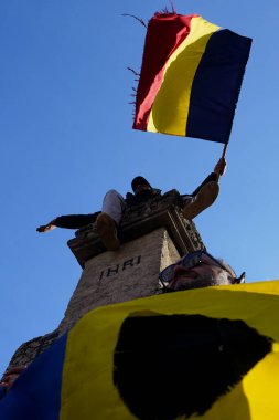 Bükreş, Romanya. 13 Ocak 2025: Romanya Birliği için aşırı sağ İttifak (AUR) destekçileri, Anayasa Mahkemesi 'nin cumhurbaşkanlığı seçimlerini iptal etme kararını protesto ettiler.