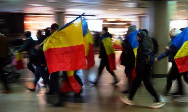 Bükreş, Romanya. 13 Ocak 2025: Romanya Birliği için aşırı sağ İttifak (AUR) destekçileri, Anayasa Mahkemesi 'nin cumhurbaşkanlığı seçimlerini iptal etme kararını protesto ettiler.