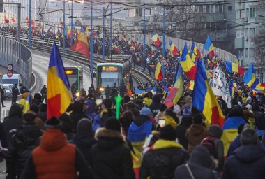 Bükreş, Romanya. 13 Ocak 2025: Aşırı sağ Rumen Birliği İttifakını (AUR) destekleyenler, Anayasa Mahkemesi 'nin cumhurbaşkanlığı seçimlerini iptal etme kararını protesto ediyorlar.