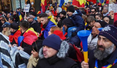 Bükreş, Romanya. 13 Ocak 2025: Aşırı sağ Rumen Birliği İttifakını (AUR) destekleyenler, Anayasa Mahkemesi 'nin cumhurbaşkanlığı seçimlerini iptal etme kararını protesto ediyorlar.