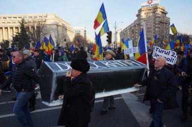 Bükreş, Romanya. 13 Ocak 2025: Romanya Birliği için aşırı sağ İttifak (AUR) destekçileri, Anayasa Mahkemesi 'nin cumhurbaşkanlığı seçimlerini iptal etme kararını protesto ettiler.