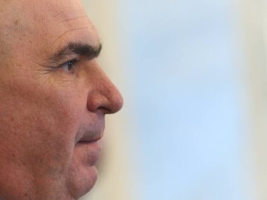 Bükreş, Romanya. 13 Ocak 2025: Ulusal Liberal Parti (PNL) geçici başkanı Ilie Bolojan, Ulusal Liberal Parti Ulusal Politik Bürosu toplantısının ardından basın toplantısı düzenledi..