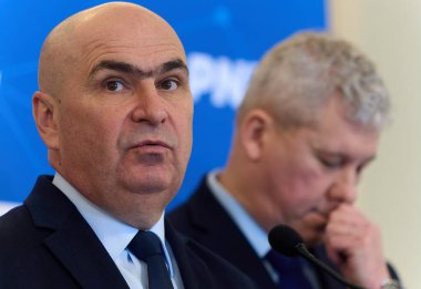 Bükreş, Romanya. 13 Ocak 2025: Ulusal Liberal Parti (PNL) geçici başkanı Ilie Bolojan, Ulusal Liberal Parti Ulusal Politik Bürosu toplantısının ardından basın toplantısı düzenledi..