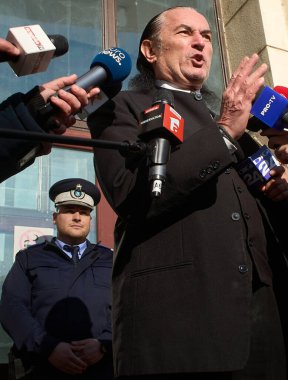 Bükreş, Romanya. 17 Ocak 2025: 1990 'larda Jiu Vadisi' nde madencilerin eski lideri Miron Cozma, Başsavcılık önünde gazetecilere konuştu