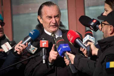 Bükreş, Romanya. 17 Ocak 2025: 1990 'larda Jiu Vadisi' nde madencilerin eski lideri Miron Cozma, Başsavcılık önünde gazetecilere konuştu