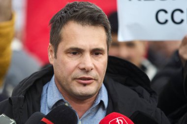 Bükreş, Romanya. 20 Ocak 2025: Sendika lideri Popescu Cristian Aurica Bükreş Elektromanyetik Şube çalışanları ELCEN 'in protestosu sırasında basına konuştu.