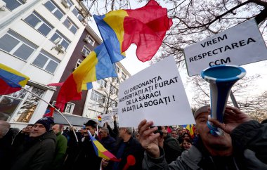 Bükreş, Romanya. 20 Ocak 2025: Bükreş Elektromanyetik Şube çalışanları ELCEN, maaşlarını etkileyecek sözde 