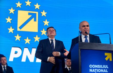 Bükreş, Romanya. 26 Ocak 2025: Bükreş, Romanya. 26 Ocak 2025: Romanya 'nın Avrupa yanlısı partilerden cumhurbaşkanı adayı Crin Antonescu (C) ve Ulusal Liberal Parti (PNL) geçici başkanı Ilie Bolojan Natio' ya katıldılar.