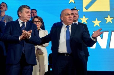 Bükreş, Romanya. 26 Ocak 2025: Bükreş, Romanya. 26 Ocak 2025: Romanya 'nın Avrupa yanlısı partilerden cumhurbaşkanı adayı Crin Antonescu (L) ve Ulusal Liberal Parti (PNL) geçici başkanı Ilie Bolojan Natio' ya katıldılar.