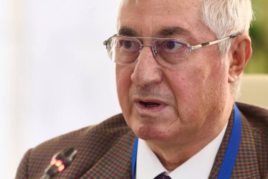 Bükreş, Romanya. 27 Ocak 2025: Romanya Ulusal Tarih Müzesi direktörü Ernest Oberlander Tarnoveanu, Drents Müzesi 'nden Cotofenesti' nin Altın Kaskı 'nın çalınmasıyla ilgili bir toplantıya katıldı.