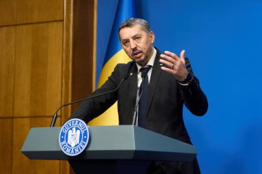 Bükreş, Romanya. 28 Ocak 2025: Romanya Eğitim Bakanı Daniel David, Romanya Hükümeti 'nin genel merkezi Victoria Sarayı' ndaki hükümet toplantısı sonrasında basın toplantısında konuştu..