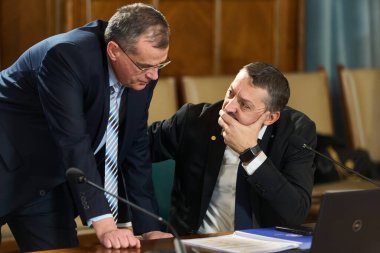 Bükreş, Romanya. 28 Ocak 2025: Romanya Eğitim Bakanı Daniel David (R), Romanya Hükümeti Genel Merkezi Victoria Sarayı 'ndaki hükümet toplantısına Nini Sapunaru ile katıldı.