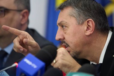 Bükreş, Romanya. 30 Ocak 2025: Romanya Eğitim Bakanı Daniel David, Eğitim Bakanlığı genel merkezinde düzenlediği basın toplantısında konuştu.