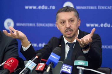 Bükreş, Romanya. 30 Ocak 2025: Romanya Eğitim Bakanı Daniel David, Eğitim Bakanlığı genel merkezinde düzenlediği basın toplantısında konuştu.