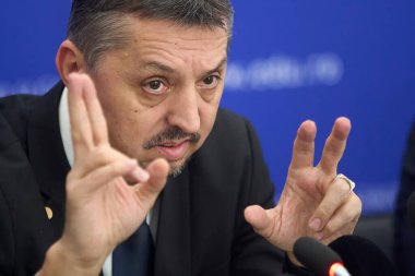 Bükreş, Romanya. 30 Ocak 2025: Romanya Eğitim Bakanı Daniel David, Eğitim Bakanlığı genel merkezinde düzenlediği basın toplantısında konuştu.