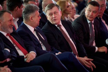 Bükreş, Romanya. 2 Şubat 2025: Romanya 'nın Avrupa yanlısı partilerden cumhurbaşkanı adayı Crin Antonescu (C-R) Sosyal Demokrat Parti (PSD) Kongresi sırasında Sosyal Demokrat Parti (PSD) genel başkanı Marcel Ciolacu (C-L) ile konuştu.. 