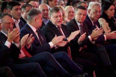 Bükreş, Romanya. 2 Şubat 2025: Romanya 'nın Avrupa yanlısı partilerden cumhurbaşkanı adayı Crin Antonescu (C-R) Sosyal Demokrat Parti (PSD) Kongresi sırasında Sosyal Demokrat Parti (PSD) genel başkanı Marcel Ciolacu (C-L) ile konuştu.. 