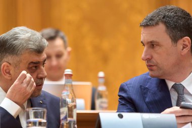 Bükreş, Romanya. 5 Şubat 2025: Romanya Başbakanı Marcel Ciolacu (L), 2005 Bütçe Tartışması sırasında Tanczos Barna (R), Başbakan Yardımcısı ve Maliye Bakanı ile görüştü.