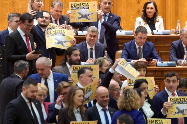 Bükreş, Romanya. 5 Şubat 2025: 2005 Bütçe tartışması sırasında AUR milletvekilleri Başbakan Marcel Ciolacu 'nun istifası için çağrıda bulunan pankartlarla protesto gösterisi düzenlediler (C).