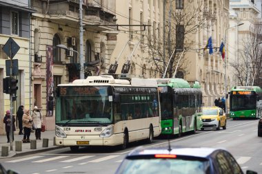 Bükreş, Romanya. 7 Şubat 2025: Bükreş Ulaştırma Topluluğu Bükreş 'teki Regina Elisabeta Bulvarı' nda tramvaylar trafikte.