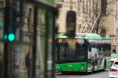 Bükreş, Romanya. 7 Şubat 2025: Bükreş Ulaştırma Topluluğuna ait Solaris Trollino 12 milyon tramvay Bükreş 'teki Regina Elisabeta Bulvarı' nda trafikte..