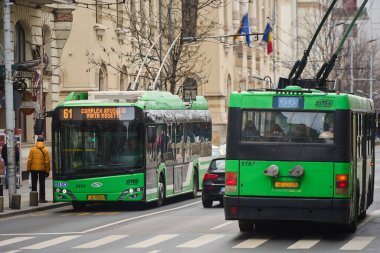 Bükreş, Romanya. 7 Şubat 2025: Bükreş Ulaştırma Topluluğuna ait Solaris Trollino 12 milyon tramvay Bükreş 'teki Regina Elisabeta Bulvarı' nda trafikte..