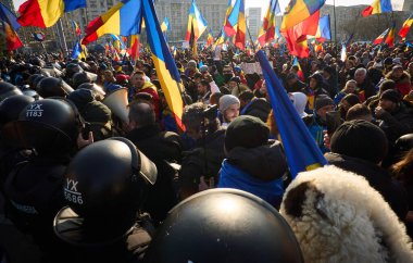 Bükreş, Romanya. 10 Şubat 2025: Aşırı sağcı aşırı milliyetçi Calin Georgescu 'nun destekçilerinin Rumen Hükümeti genel merkezi önünde izinsiz protestosu. Georgescu, 2024 Romanya cumhurbaşkanlığı seçimlerinin ilk turunu kazandı.