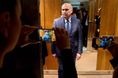 Bükreş, Romanya. 11 Şubat 2025: Romanya 'nın yeni geçici cumhurbaşkanı Ilie Bolojan (R), Cumhurbaşkanı Klaus Iohannis' in istifasının ardından yarın başlıyor