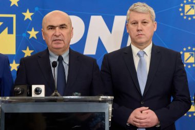 Bükreş, Romanya. 11 Şubat 2025: Romanya 'nın yeni geçici cumhurbaşkanı Ilie Bolojan (L), Cumhurbaşkanı Klaus Iohannis ve Katalin Predoiu' nun (R) istifasının ardından yarın başlıyor)