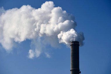 Bükreş, Romanya. 11 Şubat 2025: Bükreş 'in güneyinde, CET Progresul enerji santralinin bacası, ısınma yağı ve gazlardan çıkan dumanla kirlendi.