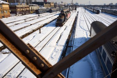 Bükreş, Romanya. 20 Şubat 2025: Grivita Demiryolu Atölyelerinin demiryolu altyapısı lokomotifleri.