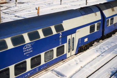 Bükreş, Romanya. 20 Şubat 2025: Bükreş Basarab Tren İstasyonu yakınlarındaki demiryolu altyapısı üzerindeki trenler.