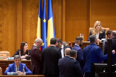 Bükreş, Romanya. 28 Şubat 2025: Romanya Kalıcı Seçim Dairesi (AEP) başkanı Toni Grebla (L), görevinden alındığı Meclis toplantısına katıldı.