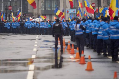Bükreş, Romanya. 1. Mar, 2025: Marcel Ciolacu liderliğindeki hükümete karşı düzenlenen aşırı sağ Rumen Birliği için İttifak (AUR) mitinginde jandarmalar güvenlik tedbirleri alıyorlar.