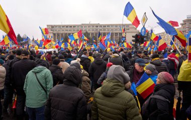 Bükreş, Romanya. 1. Mar, 2025: Marcel Ciolacu liderliğindeki hükümete karşı düzenlenen aşırı sağ Rumen İttifakı (AUR) mitinginde insanlar Romen bayraklarını sallıyor.