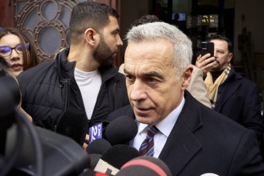 Bükreş, Romanya. 3. Mar, 2025: Calin Georgescu, 2024 Romanya cumhurbaşkanlığı seçim kampanyasında usulsüzlükler konusunda aldığı adli kontrol tedbirine itiraz etmek üzere 1. Bölge Adliyesinden ayrıldı.