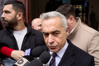 Bükreş, Romanya. 3. Mar, 2025: Calin Georgescu, 2024 Romanya cumhurbaşkanlığı seçim kampanyasında usulsüzlükler konusunda aldığı adli kontrol tedbirine itiraz etmek üzere 1. Bölge Adliyesinden ayrıldı.