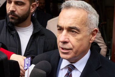 Bükreş, Romanya. 3. Mar, 2025: Calin Georgescu, 2024 Romanya cumhurbaşkanlığı seçim kampanyasında usulsüzlükler konusunda aldığı adli kontrol tedbirine itiraz etmek üzere 1. Bölge Adliyesinden ayrıldı.