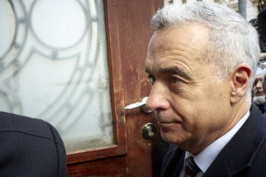 Bükreş, Romanya. 3. Mar, 2025: Calin Georgescu, 2024 Romanya cumhurbaşkanlığı seçim kampanyasındaki usulsüzlük davasında aldığı adli kontrol tedbirine itiraz etmek üzere 1. Bölge Adliyesine geldi.