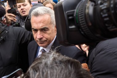 Bükreş, Romanya. 3. Mar, 2025: Calin Georgescu, 2024 Romanya cumhurbaşkanlığı seçim kampanyasındaki usulsüzlük davasında aldığı adli kontrol tedbirine itiraz etmek üzere 1. Bölge Adliyesine geldi.