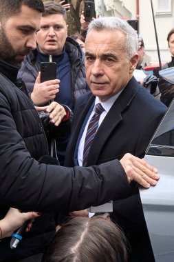 Bükreş, Romanya. 3. Mar, 2025: Calin Georgescu, 2024 Romanya cumhurbaşkanlığı seçim kampanyasındaki usulsüzlük davasında aldığı adli kontrol tedbirine itiraz etmek üzere 1. Bölge Adliyesine geldi.