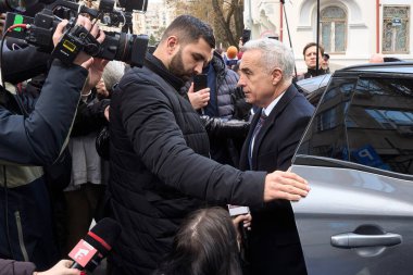 Bükreş, Romanya. 3. Mar, 2025: Calin Georgescu, 2024 Romanya cumhurbaşkanlığı seçim kampanyasındaki usulsüzlük davasında aldığı adli kontrol tedbirine itiraz etmek üzere 1. Bölge Adliyesine geldi.