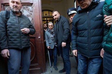 Bükreş, Romanya. 5. Mar, 2025: Calin Georgescu, 2024 Romanya cumhurbaşkanlığı seçim kampanyasında usulsüzlükler konusunda aldığı adli kontrol tedbirine itiraz etmek üzere 1. Bölge Adliyesinden ayrıldı.