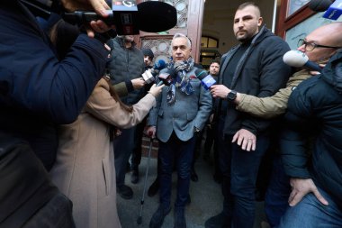 Bükreş, Romanya. 5. Mar, 2025: Calin Georgescu, 2024 Romanya cumhurbaşkanlığı seçim kampanyasında usulsüzlükler konusunda aldığı adli kontrol tedbirine itiraz etmek üzere 1. Bölge Adliyesinden ayrıldı.